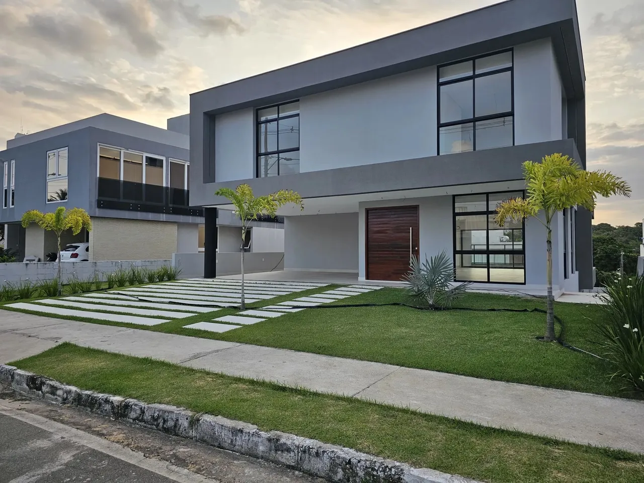 Casa À Venda no condomínio Atlantis, Leia a Descrição!