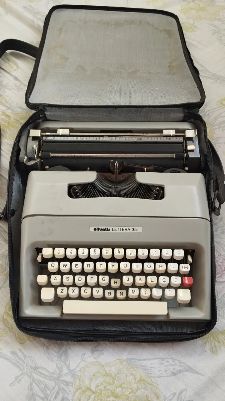 Máquina de escrever Olivetti Letters 35