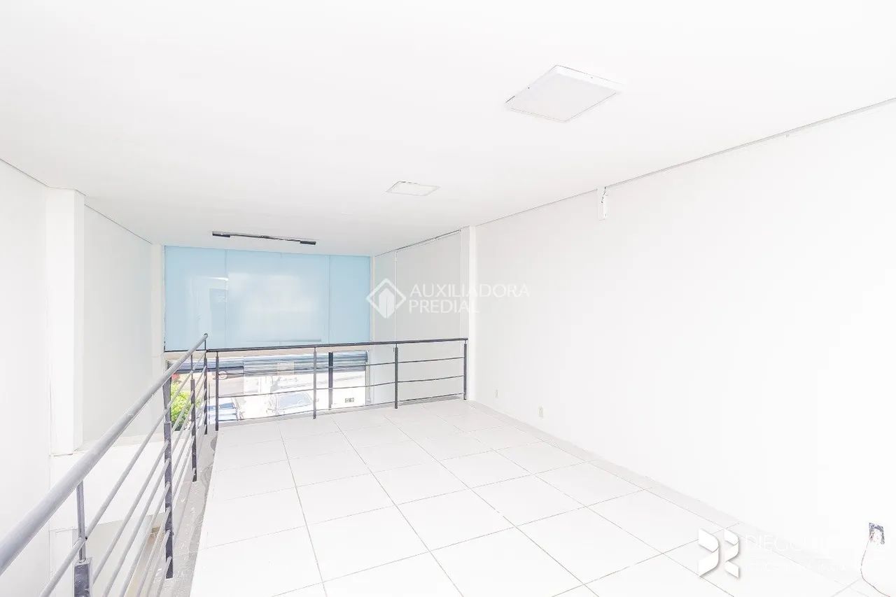 Loja Comercial Reformada para Locação - 2 Andares + Vitrine de Vidro - Foto 5