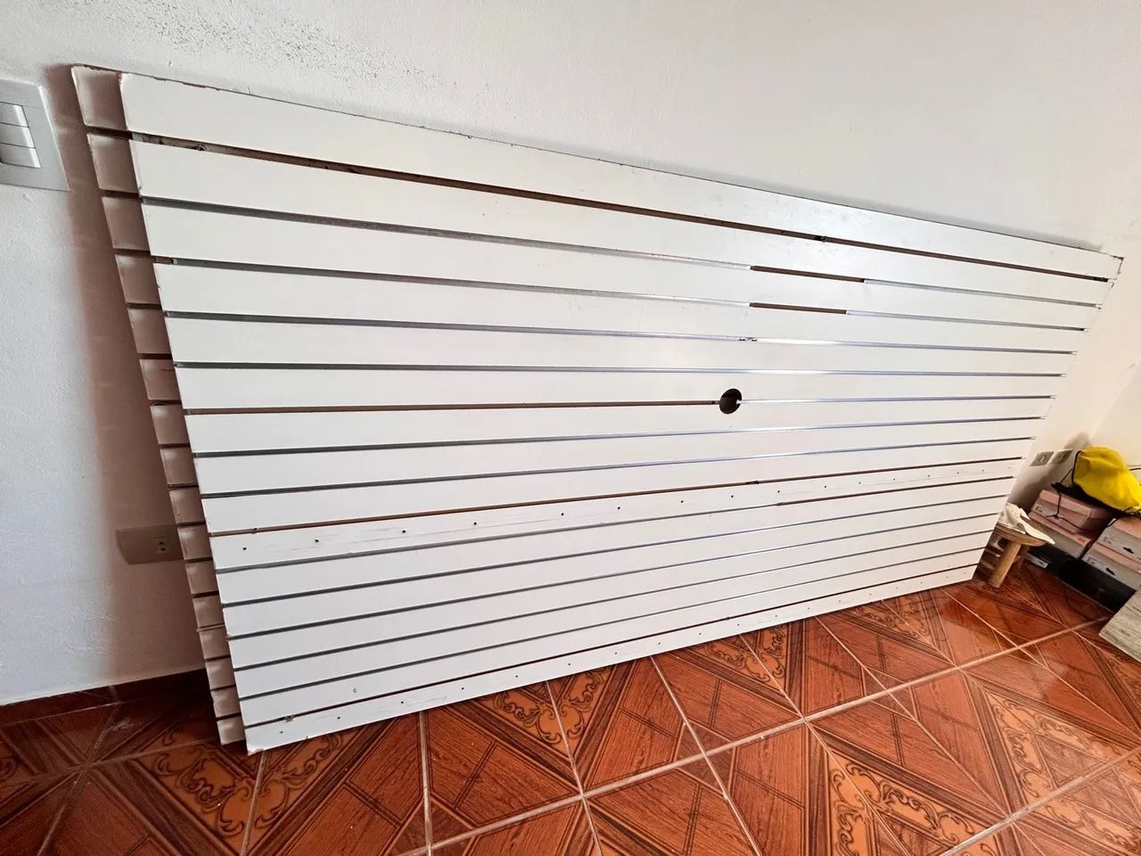 Painel Canaletado Branco para Exposição (alguma marcas de uso) - Foto 2