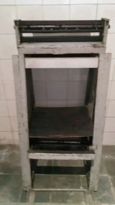 Máquina de Encadernar (Perfurar) acionamento por pedal. 