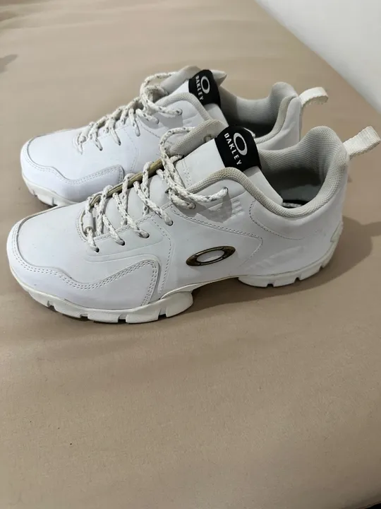 Tênis Oakley Branco em couro.