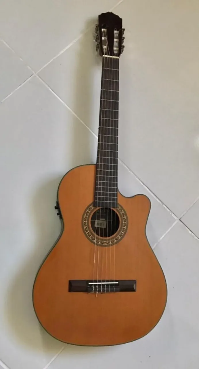 Violão Clássico Cutaway com Cordas de Nylon