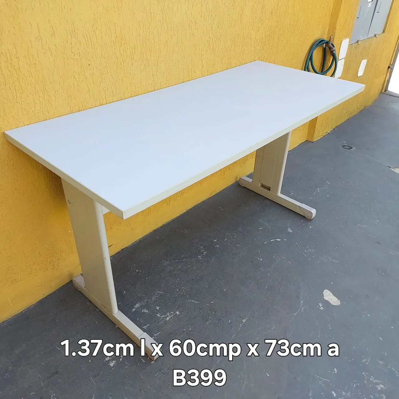 Mesa escritório reta 1.37cm largura  - Foto 2