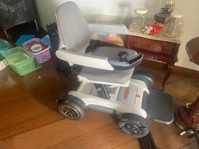 Cadeira de Rodas Spacemed Motorizada Dobrável Dellamed Cinza - Foto 3