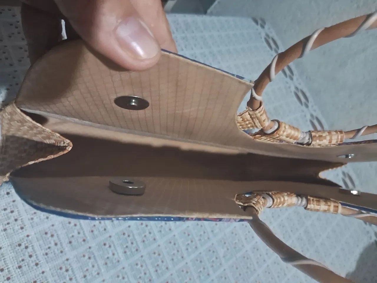 Bolsa de mão artesanal com design floral - Foto 3