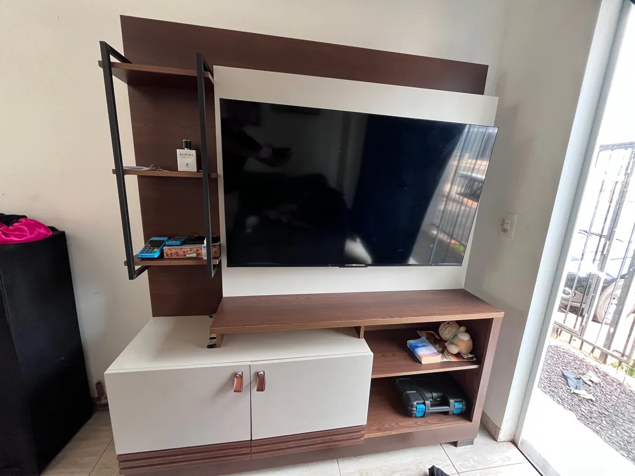Painel de TV moderno com prateleiras e armário