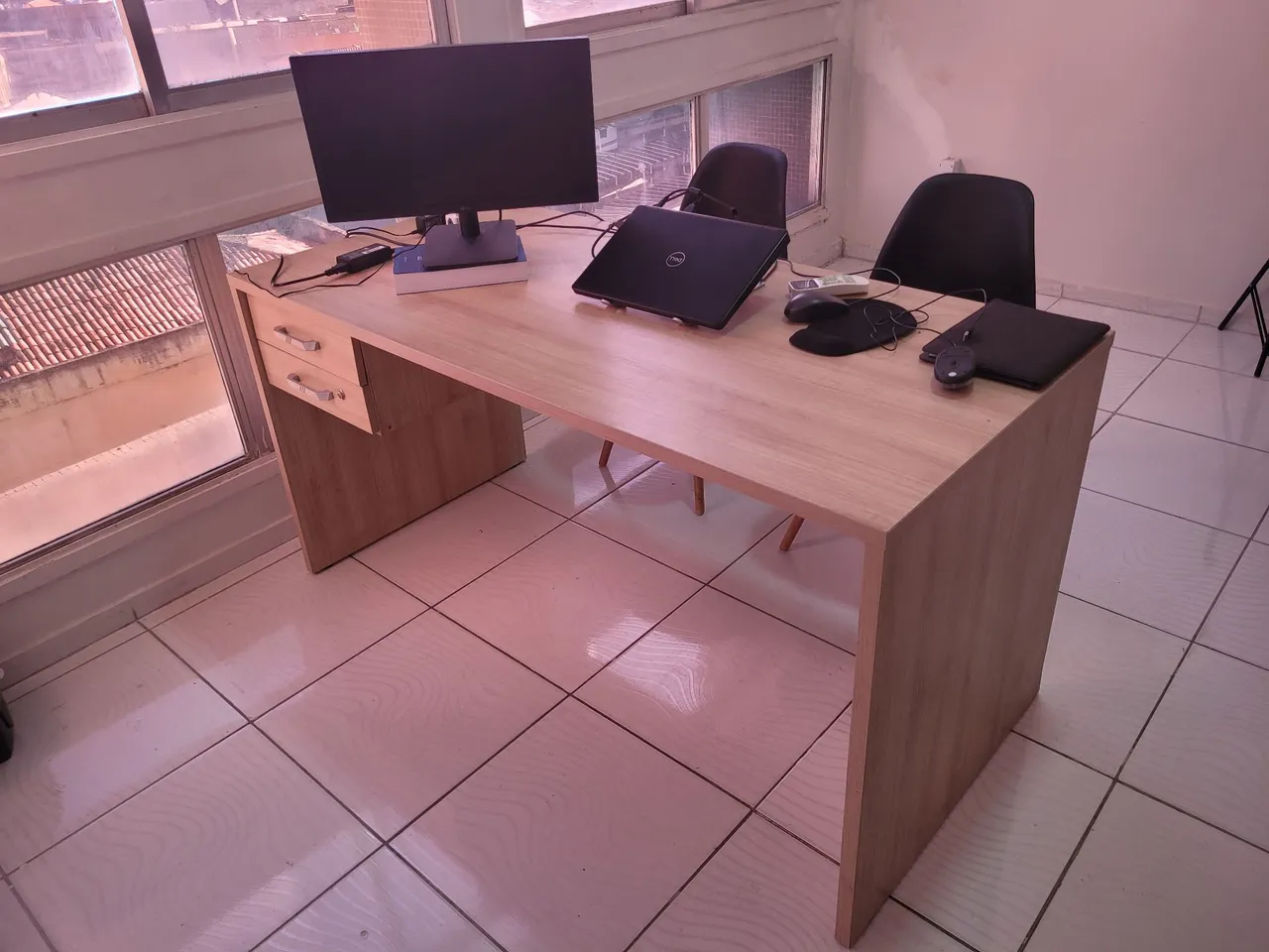 Conjunto Mesa e Armários de Escritório