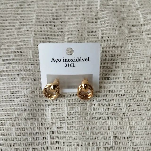 brinco dourado aço inoxidável - Foto 2