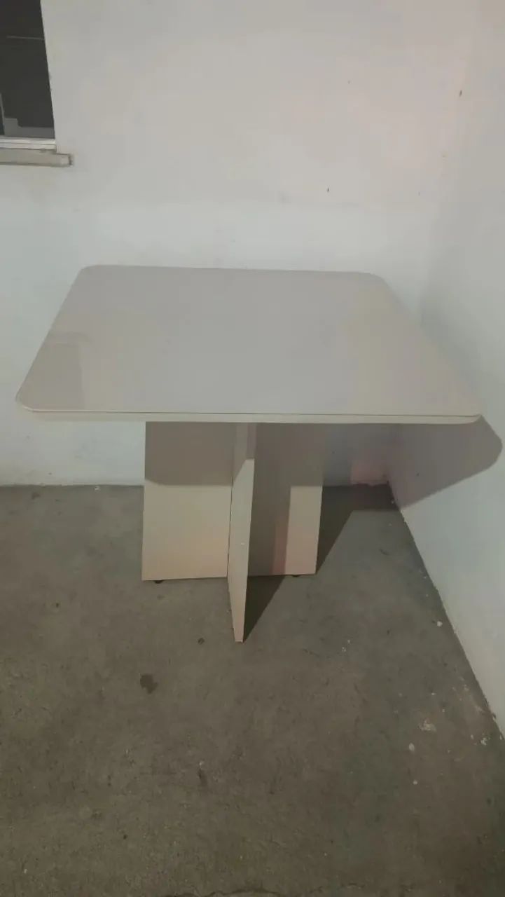 Mesa de madeira e vidro encima