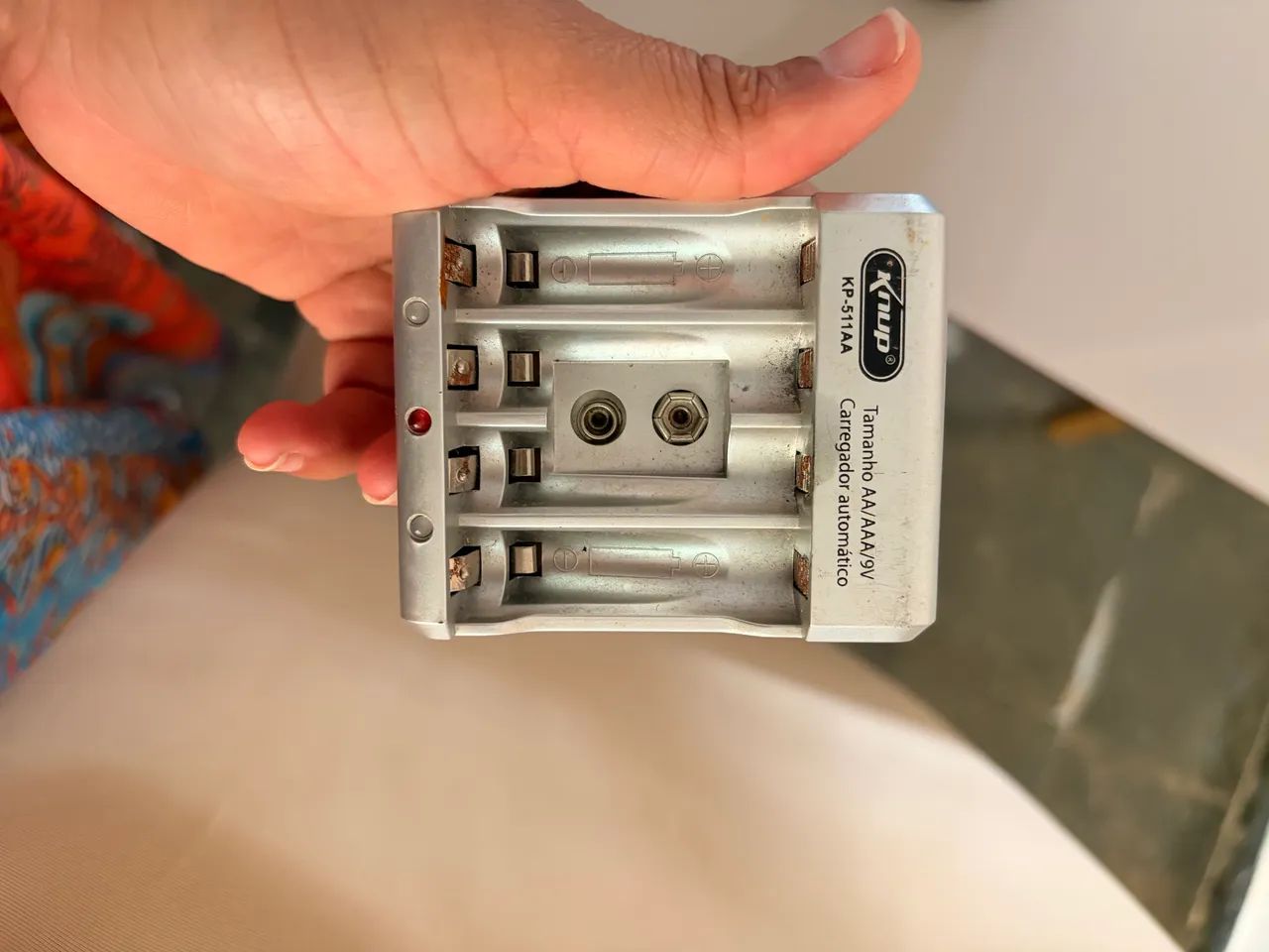 Carregador de Pilhas Knup AA/AAA/9V Bivolt - Foto 2