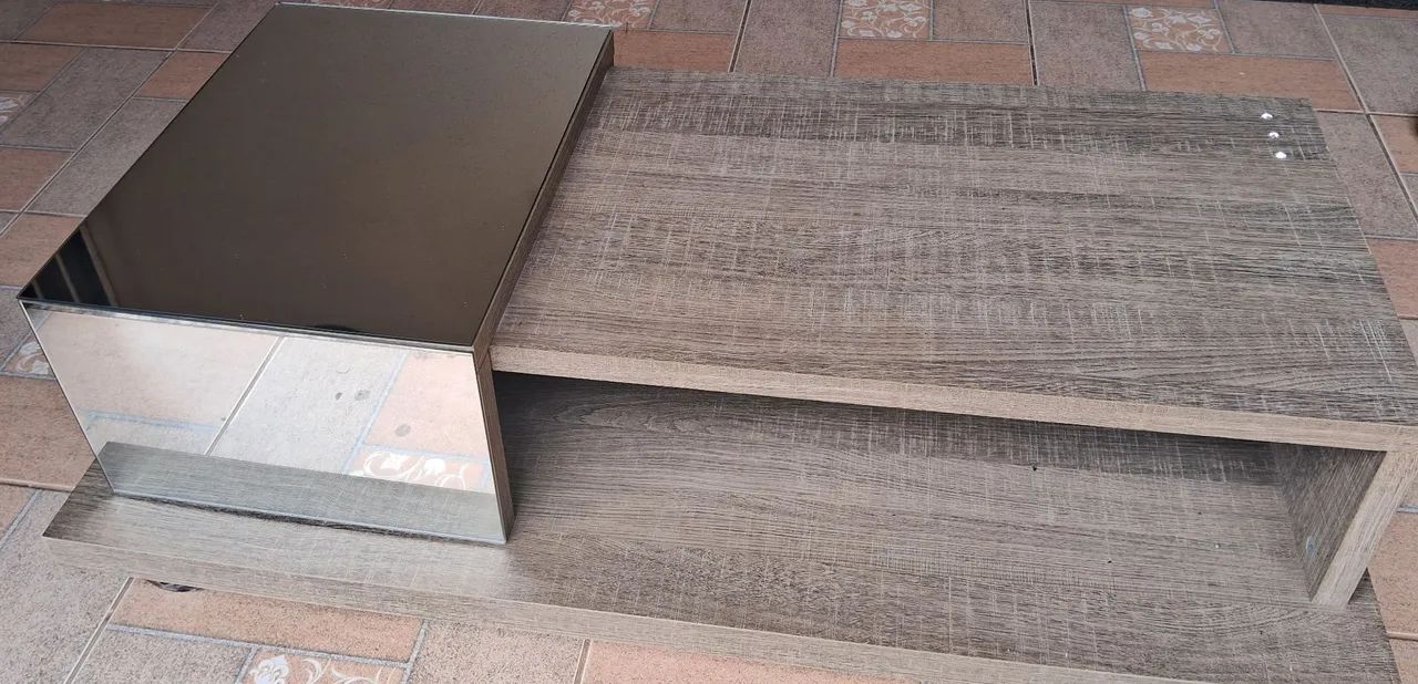 Mesa de centro espelhada com rodízio medida 110 x 60 cm. Em perfeito estado