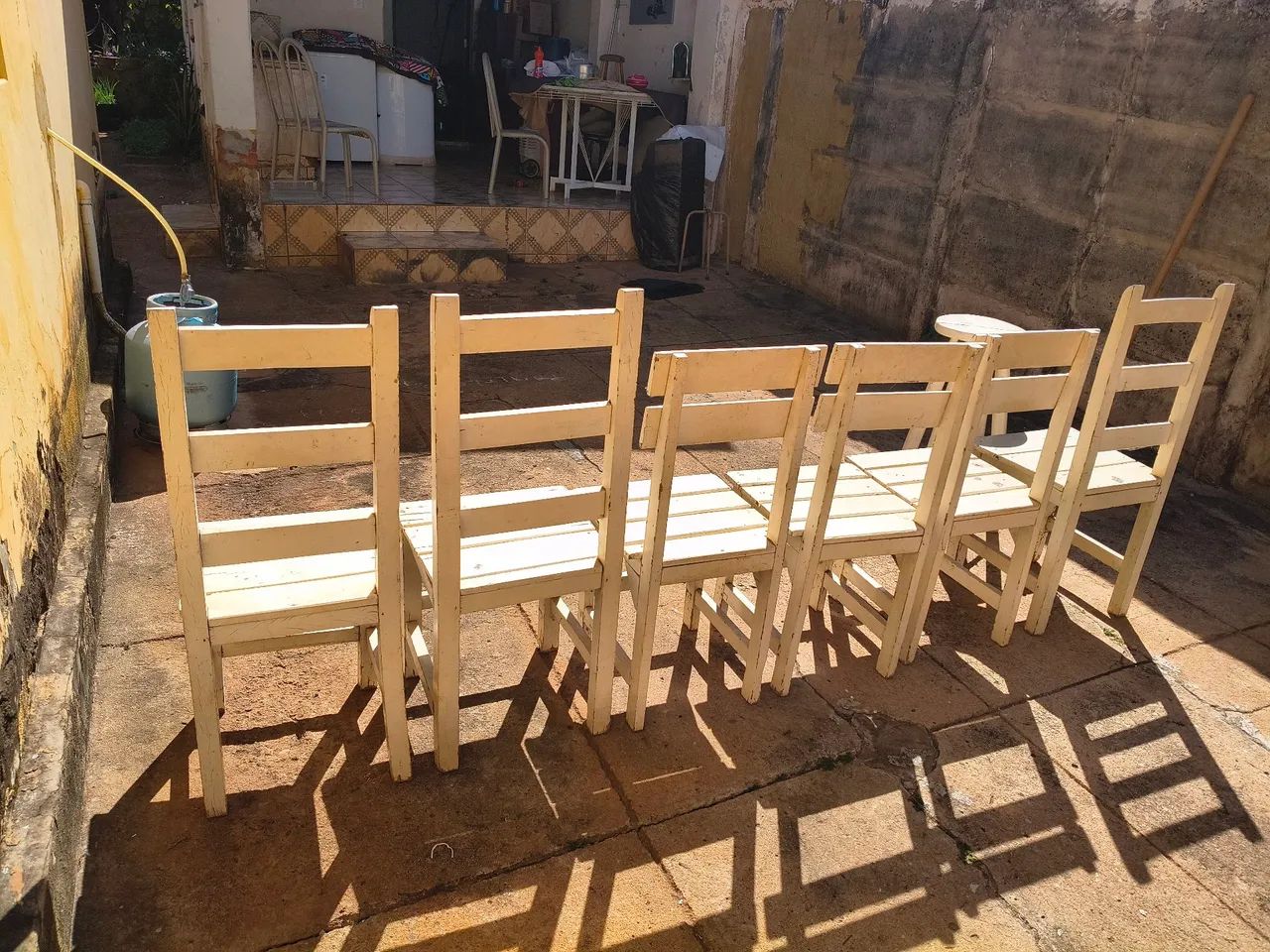 6 cadeiras de madeira de lei e 1 banqueta - Foto 2