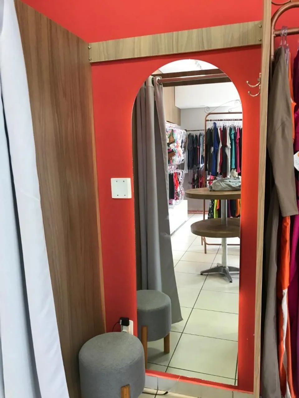 VENDO LOJA COMPLETA ( MOVEIS, EQUIPAMENTOS E ESTOQUE) PEGO CARRO NO NEGOCIO