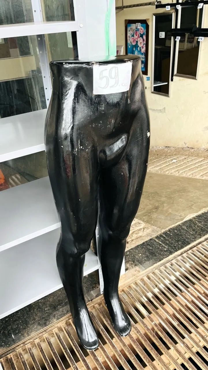 Perna masculina usada preta