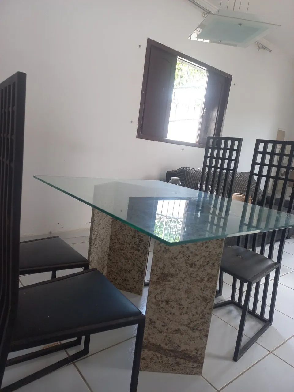 LindaMesa de jantar com base em granito e tampo de vidro espesso e 4 cadeiras modernas  - Foto 3