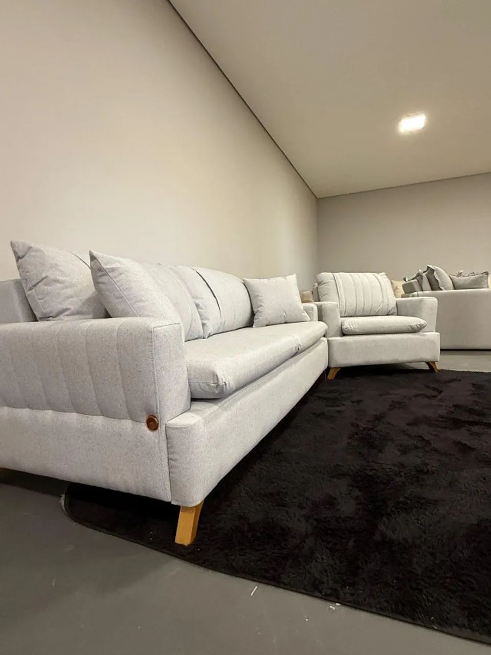 Sofá 2 Lugares + Poltrona com Pés de Madeira (Novo) Entrega Grátis!  - Foto 2