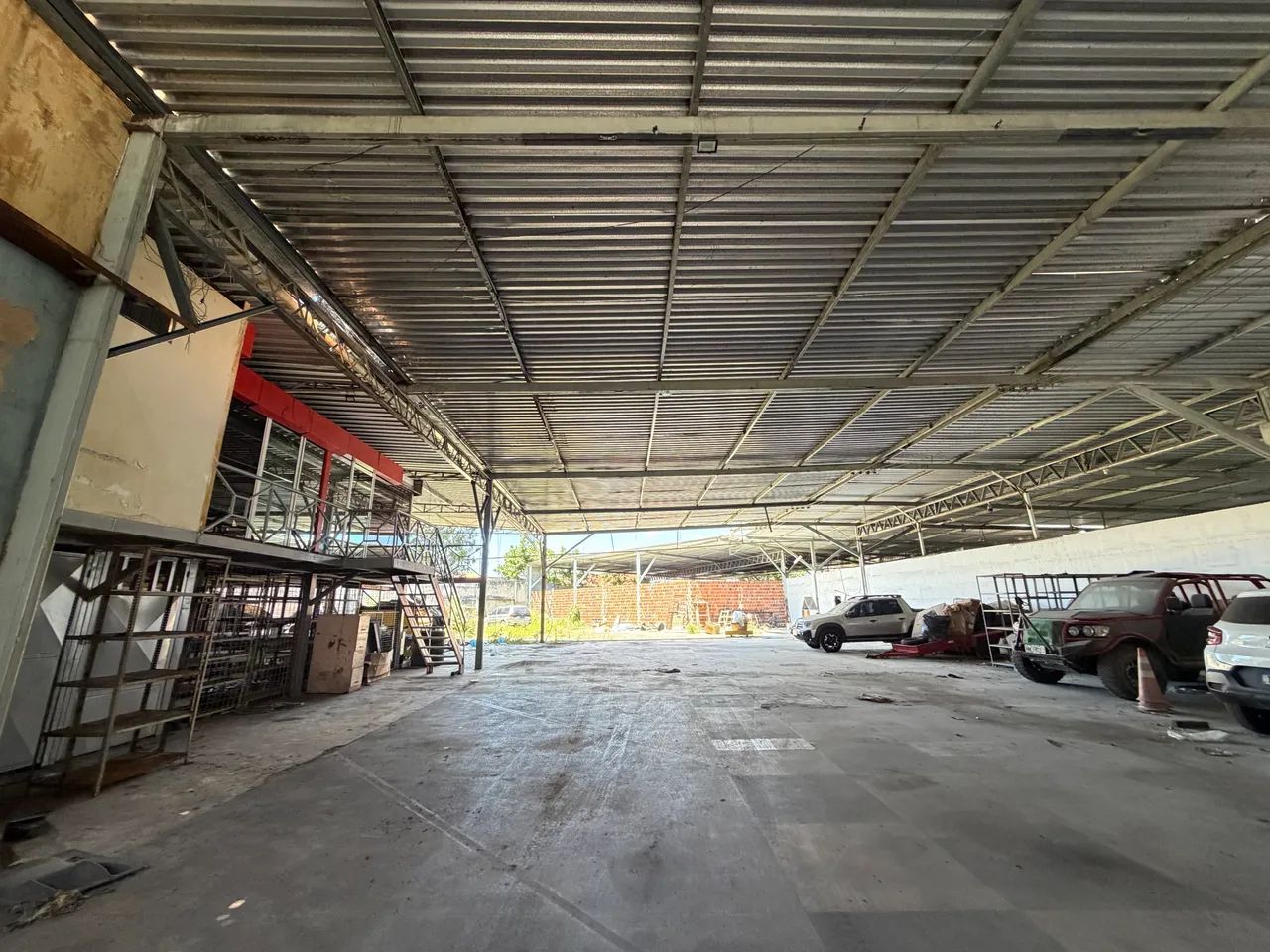 ALUGO GALPÃO COM 1500m2 - PARANGABA