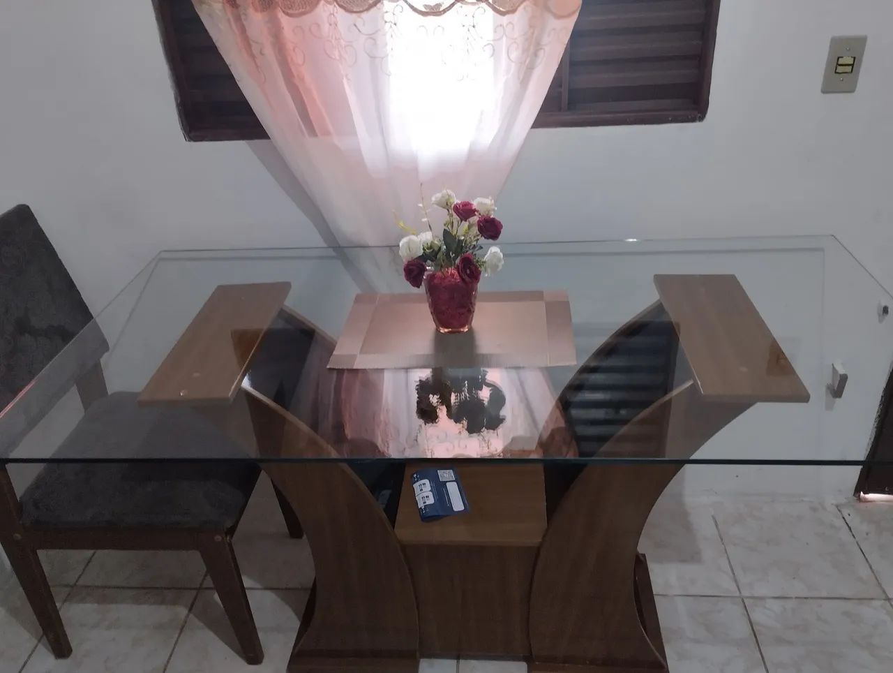 Vende-se mesa de vidro! Obs!sem as cadeiras  - Foto 2
