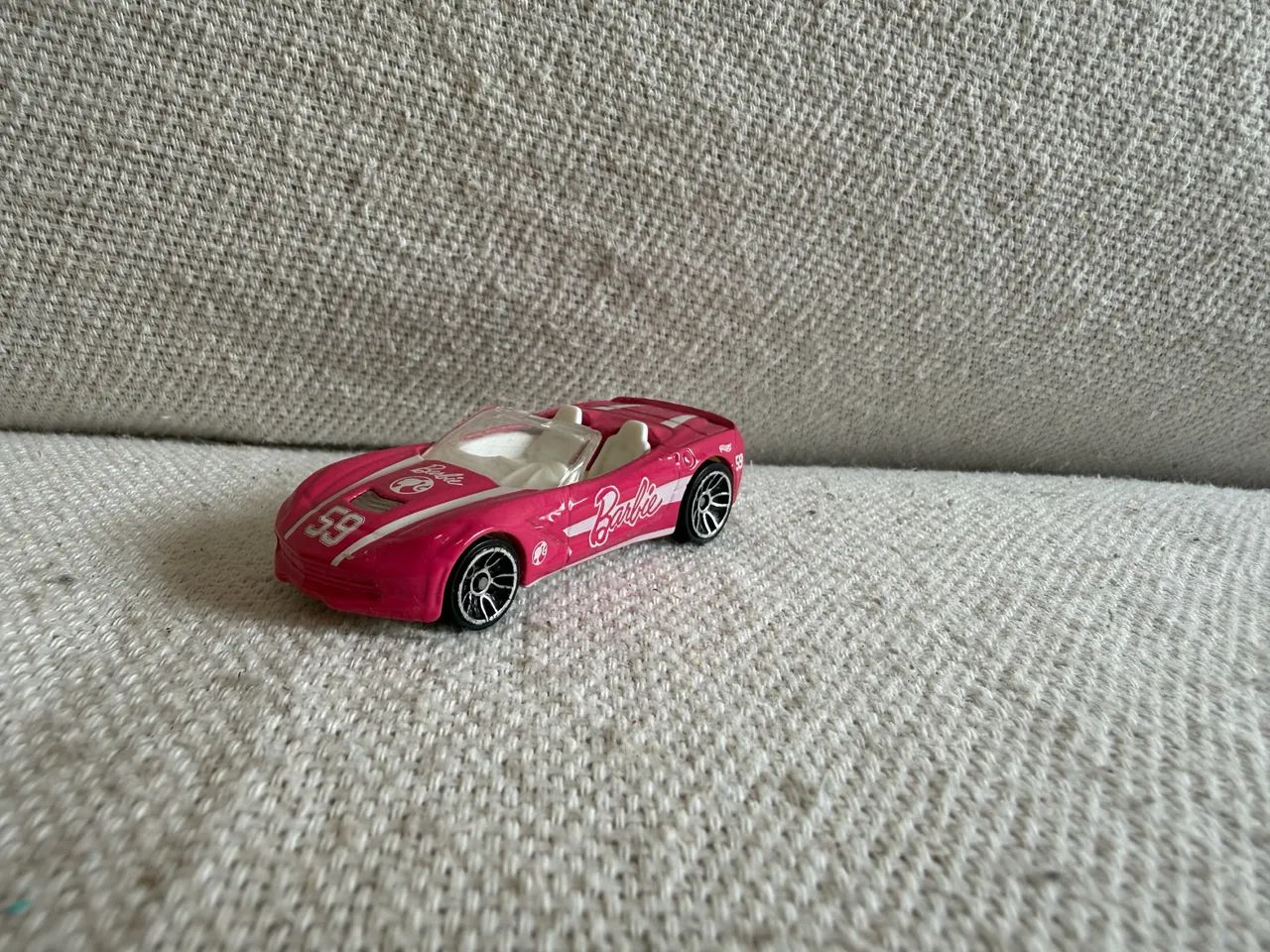 Carrinho Hot Wheels Barbie conversível - Foto 2