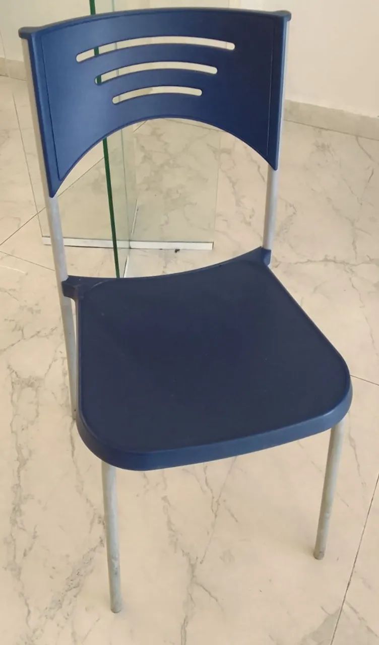 Cadeira de plástico azul marinho