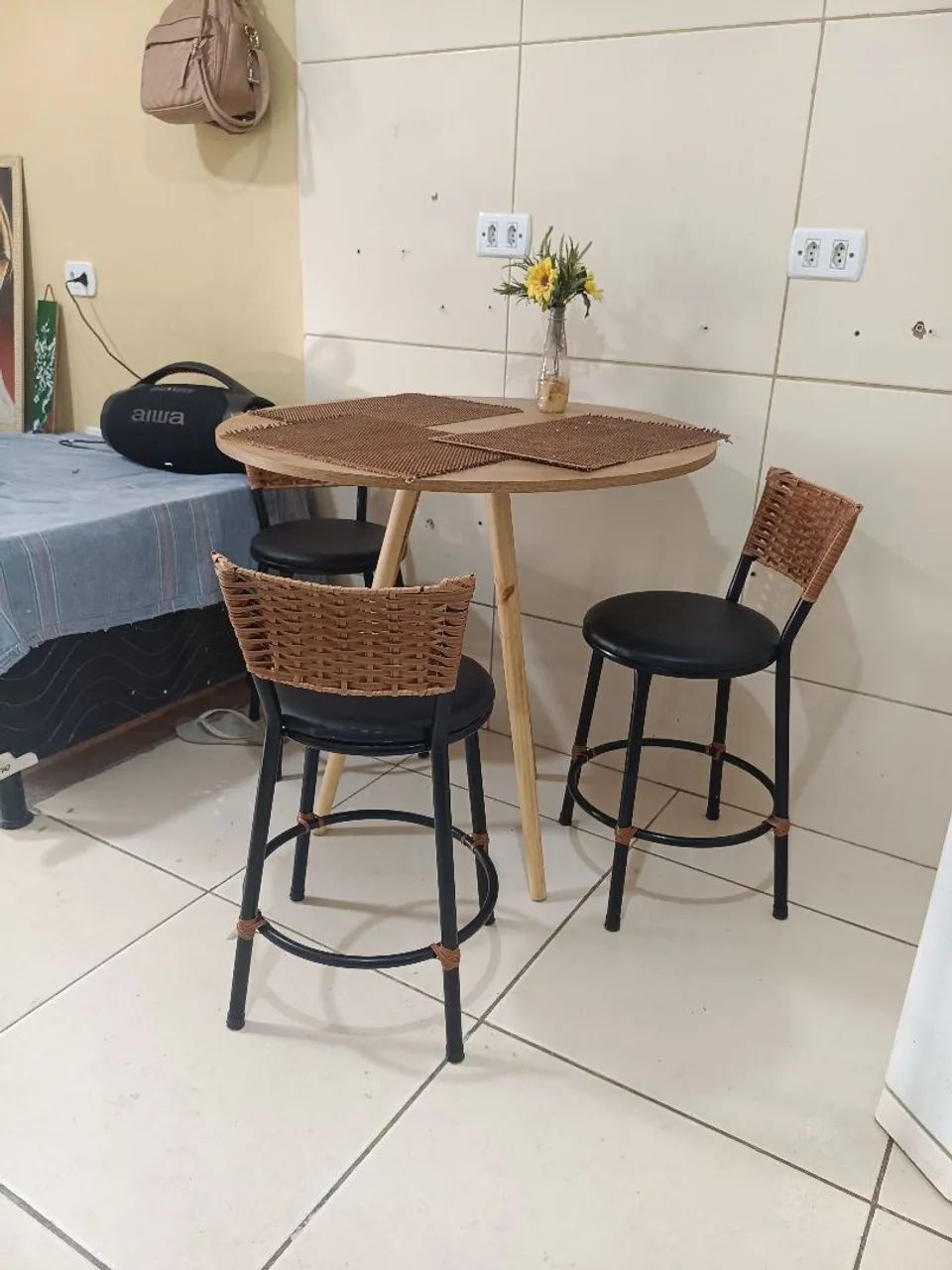 Mesa com pés palitos acompanha 3 banquetas 