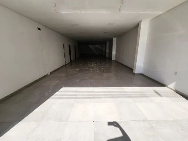 Bayeux - Alugo ampla loja comercial, em avenida movimentada de Bayeux.