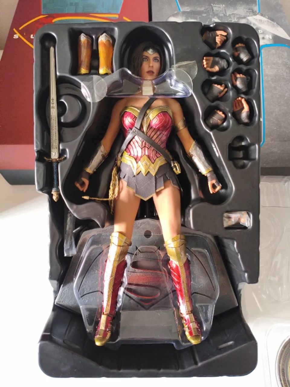 Hot Toys Mulher Maravilha (Superman Vs Batman) - Foto 2