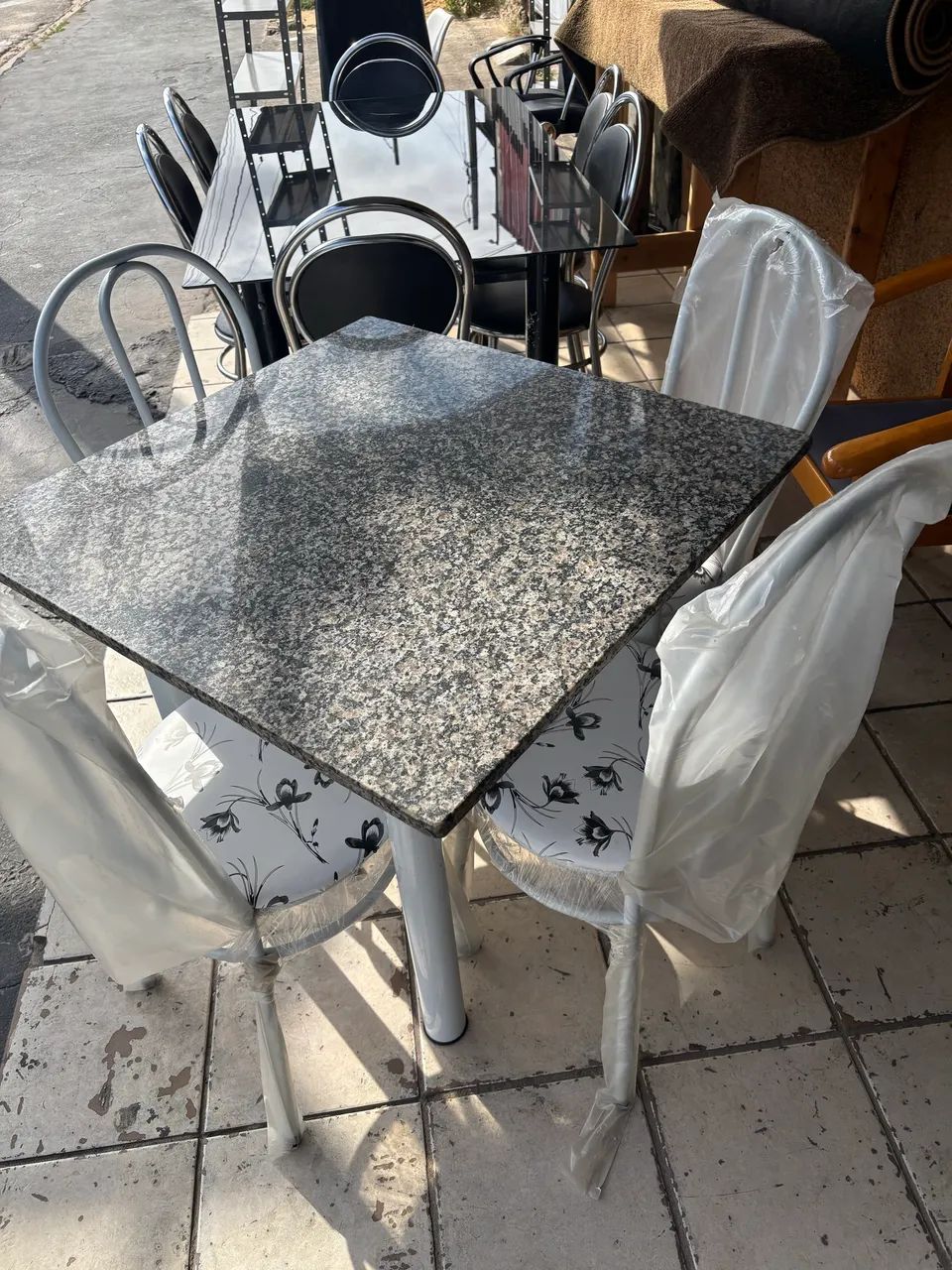 Mesa de granito 4 cadeiras nova  - Foto 4