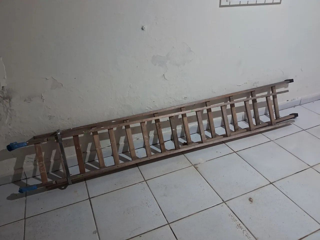 Escada articulada madeira 18 degraus. Semi nova!! - Foto 2