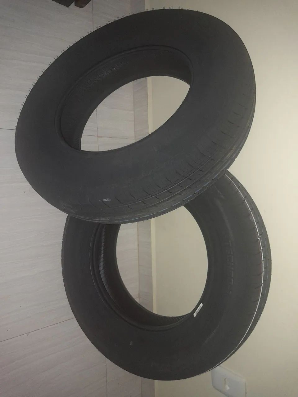 Vende-se 2 pneus novos .