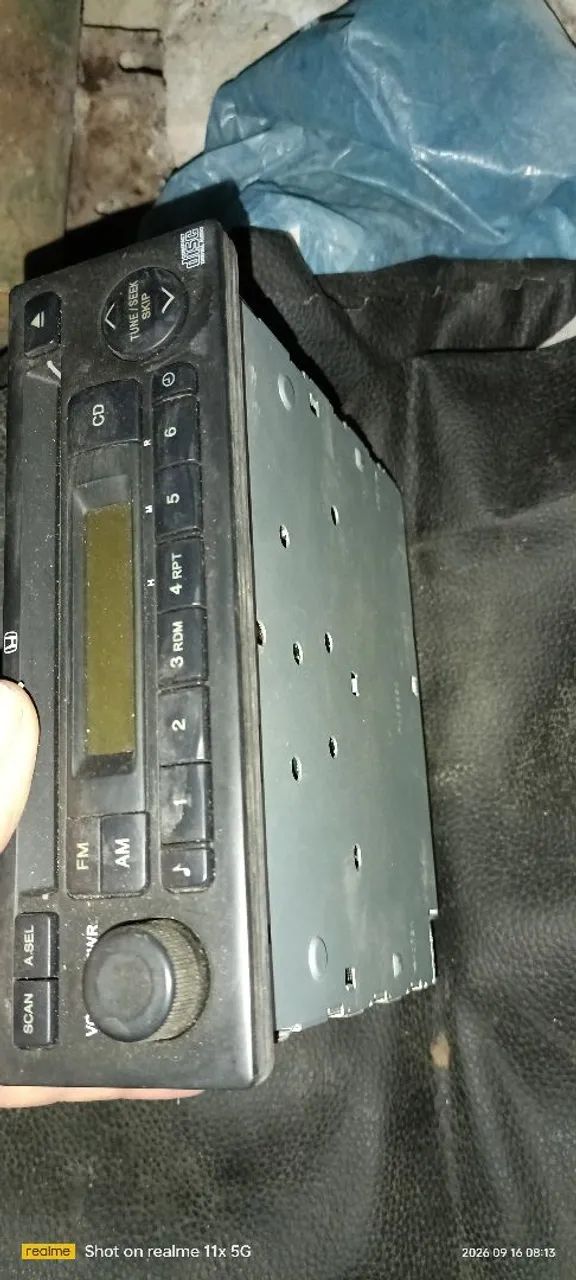 Rádio de carro antigo da Honda.