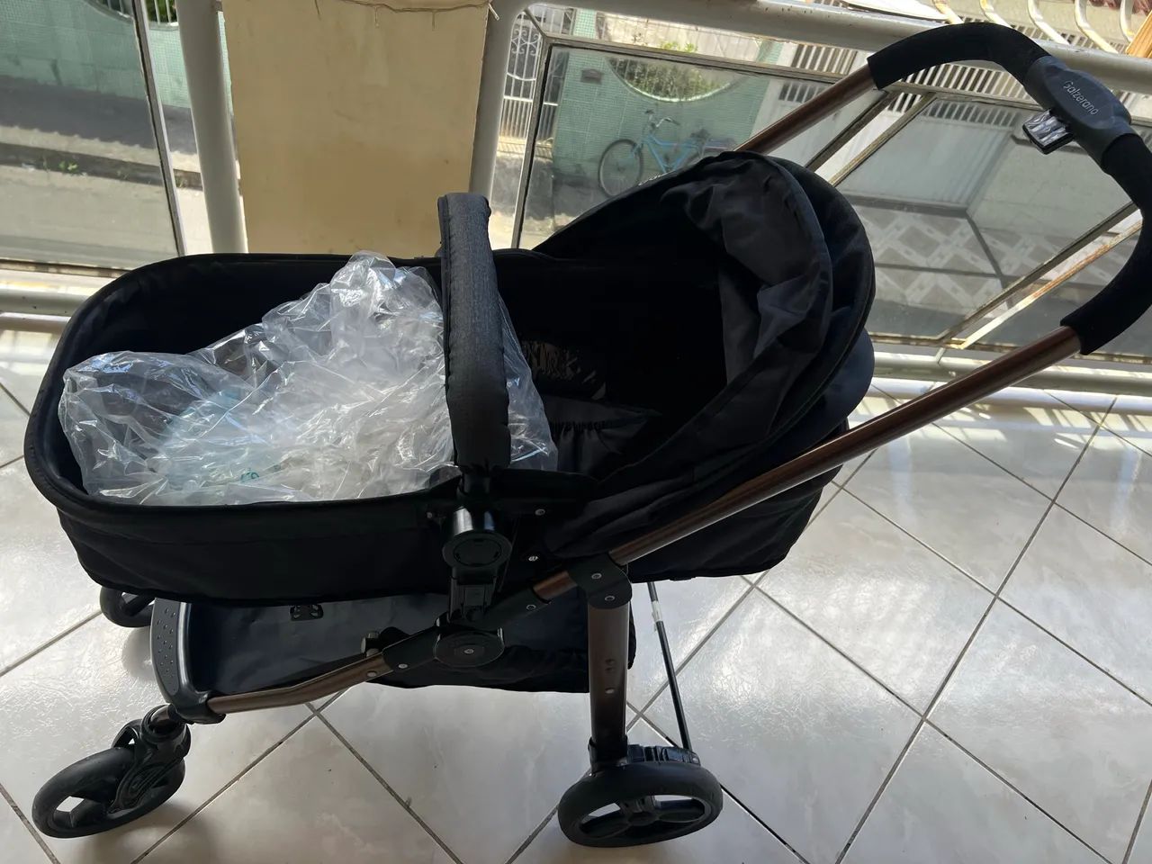Carrinho de bebê completo seminovo no plástico 