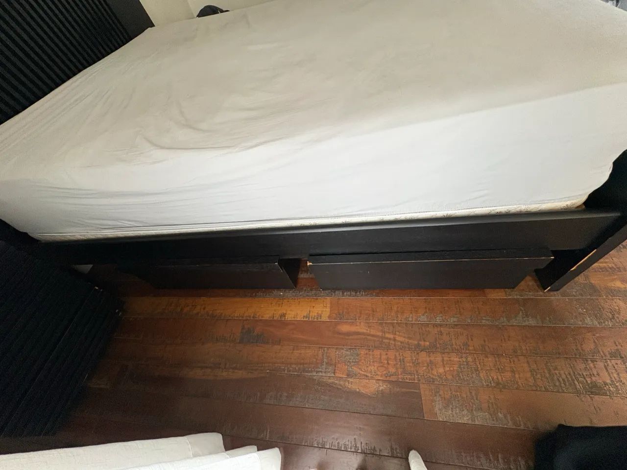 Cama Queen e mesas de cabeceira  - Foto 3