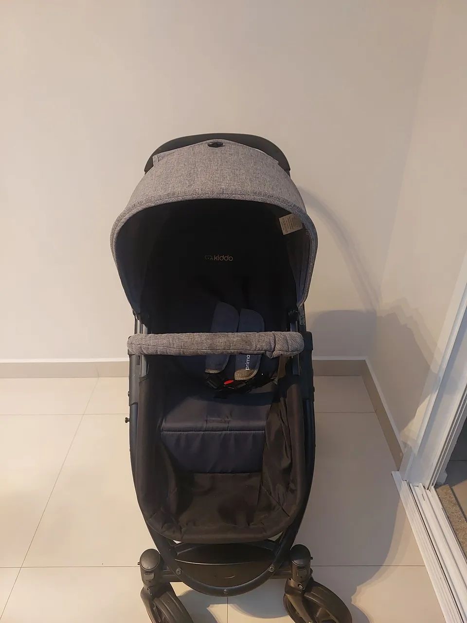 Carrinho de bebe + bebê conforto e base Kiddo - Foto 3