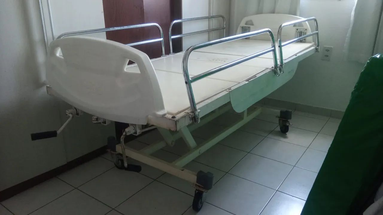 MACA HOSPITALAR COM COLCHÃO NOVO E JÁ ENCAPADO. - Foto 5