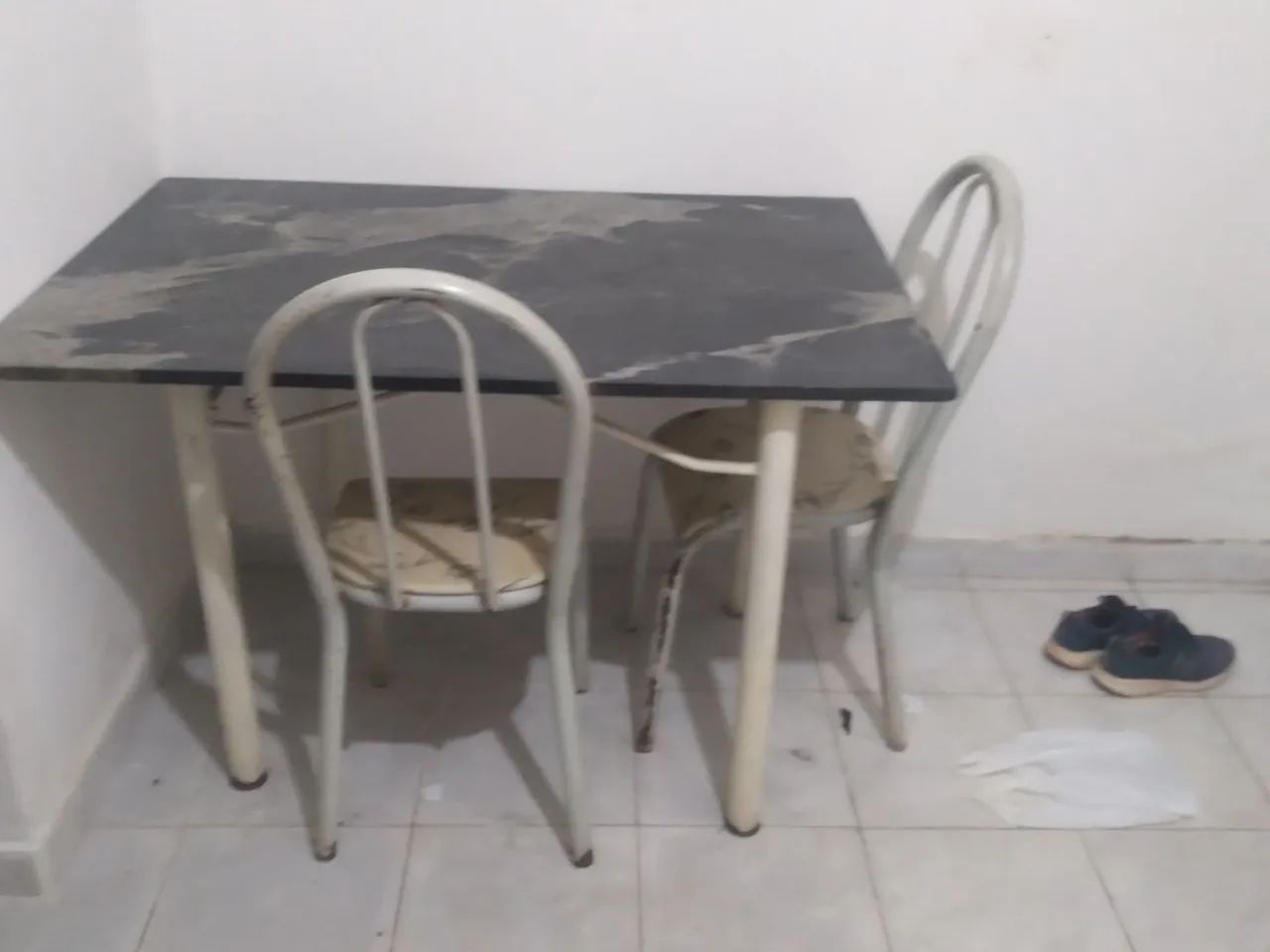 Mesa com 3 cadeiras usados