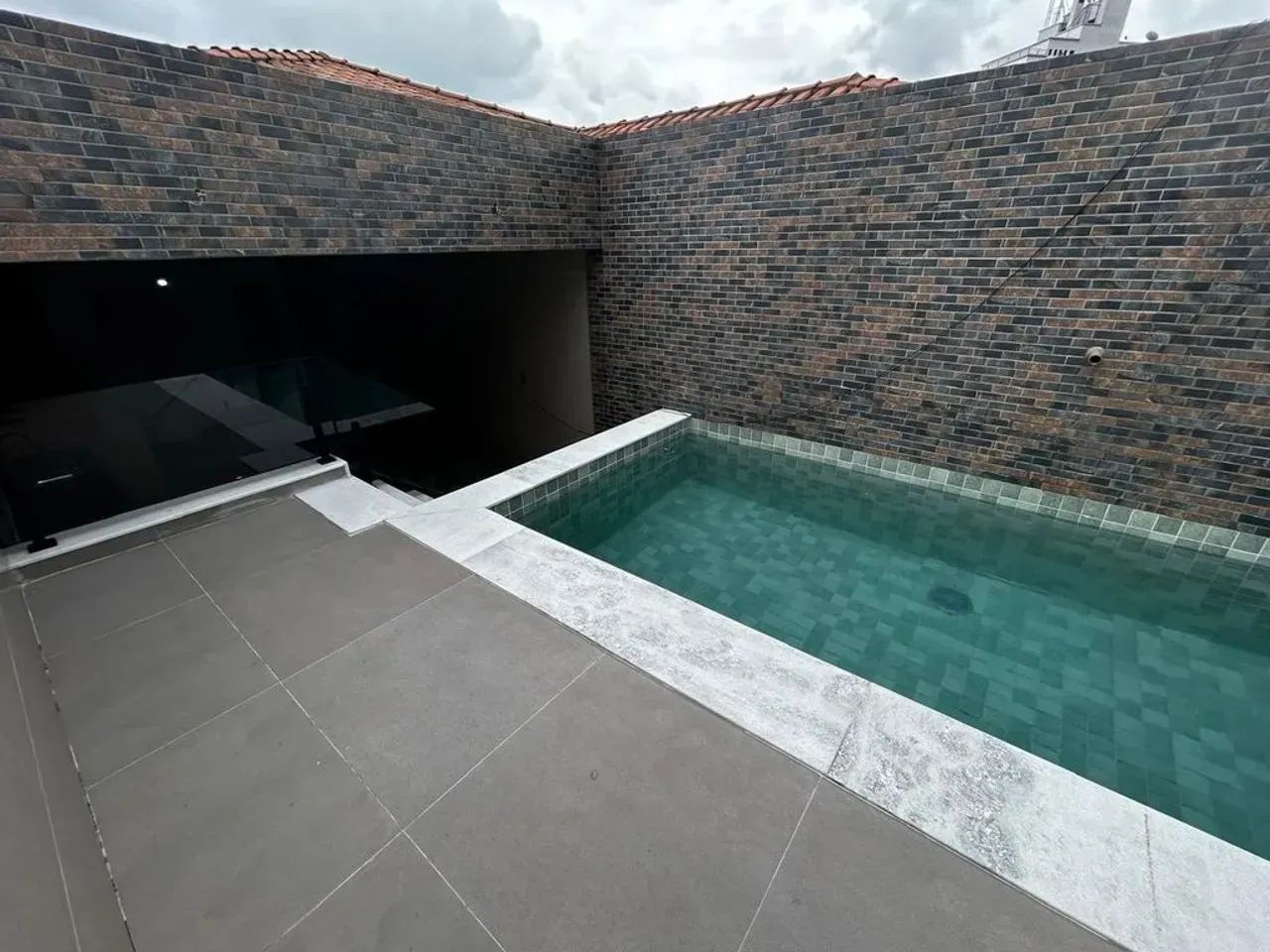 Linda casa sobreposta duplex, nova, com 3 suítes, piscina e churrasqueira - Foto 2