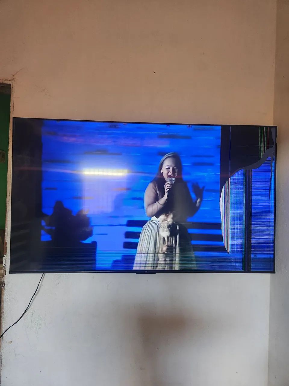 Televisão 65 polegadas para retirada de peças.