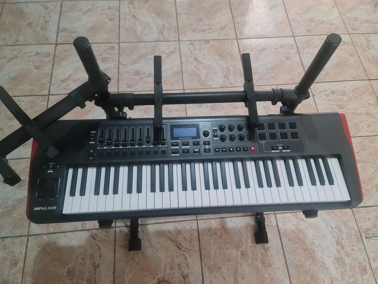 Novation impulse 61 com rack titanium top  - Foto 5
