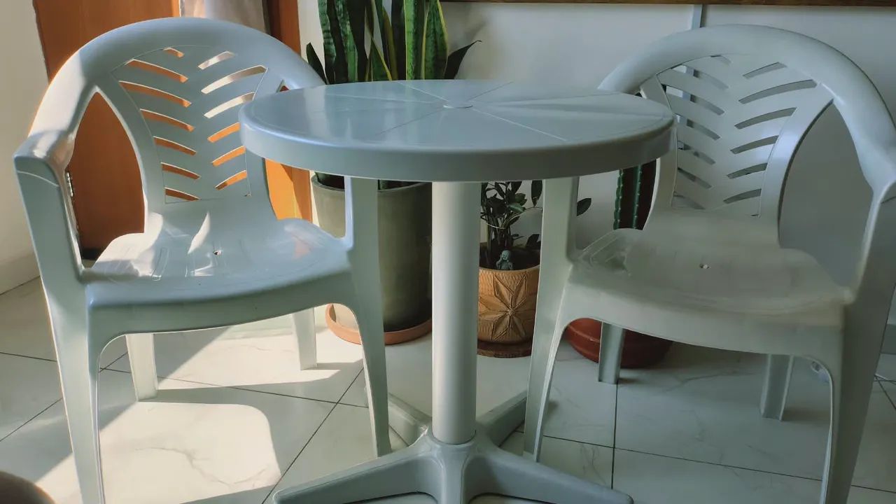 Cadeiras e mesa de plástico  - Foto 4