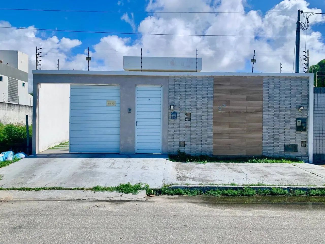 CASA DUPLEX EM RUA PÚBLICA NA ARUANA