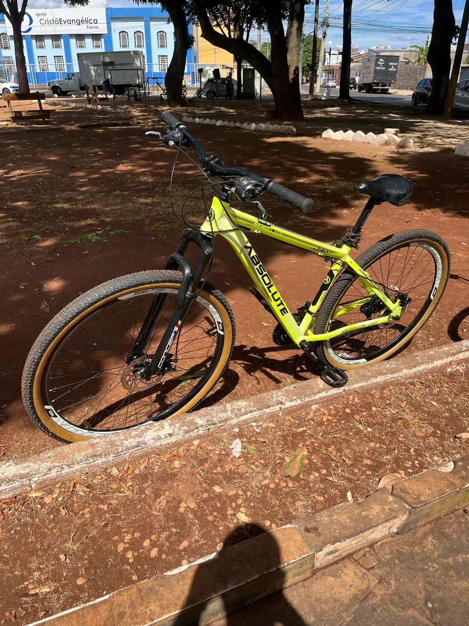 Bicicleta aro 29 absolute nero verde limão bem conservada freio a disco 