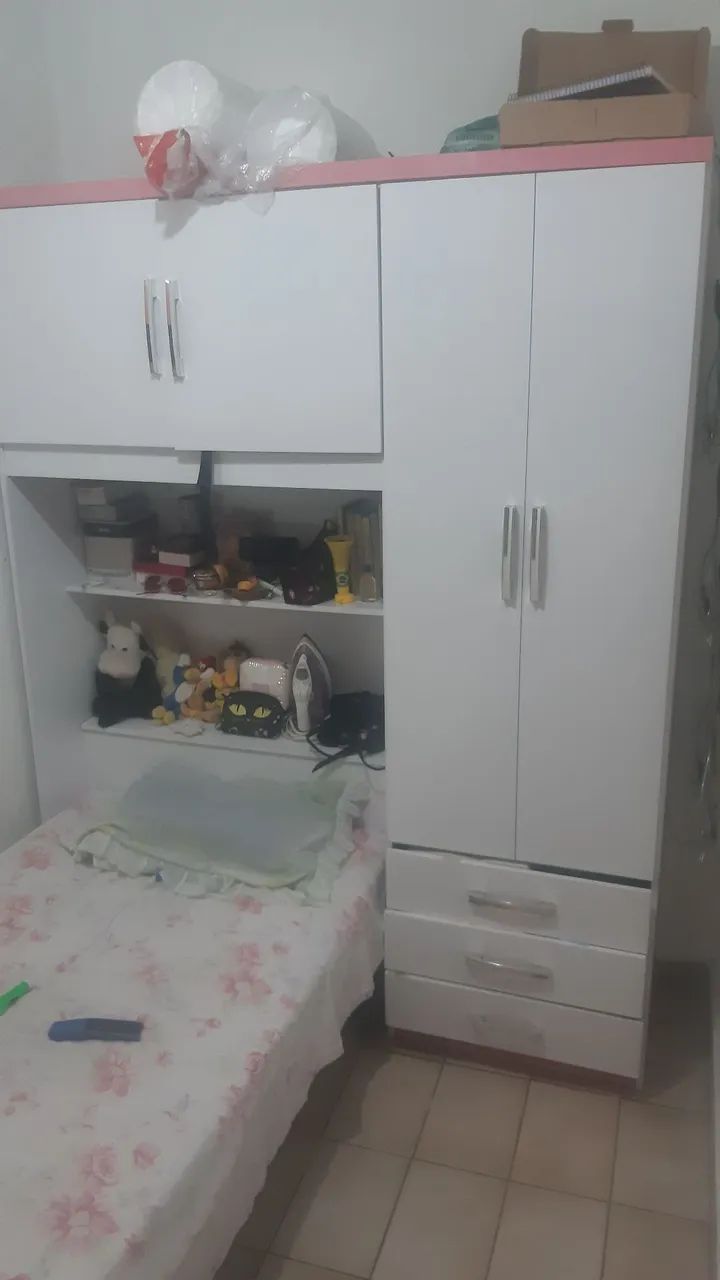 Guarda roupa com 4 portas, e 3 gavetas 