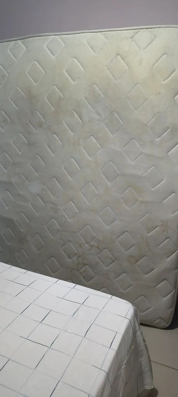 Cama box Bi partido Queen size com colchao, e colchão king size usado. 