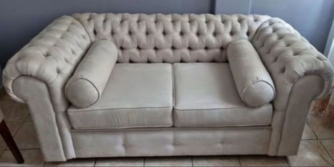 Sofá estilo Chesterfield - praticamente novo
