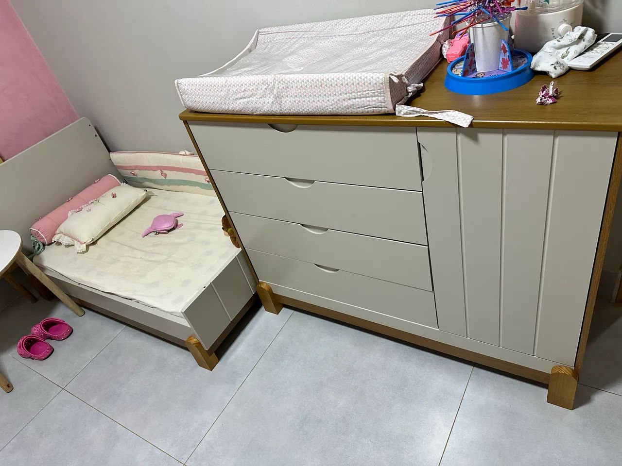 Vendo cômoda e berço com colchão 
