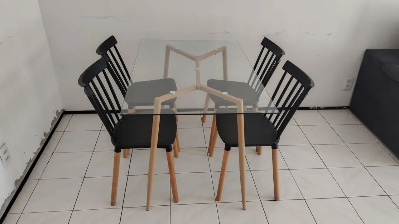 Mesa com tampo de vidro