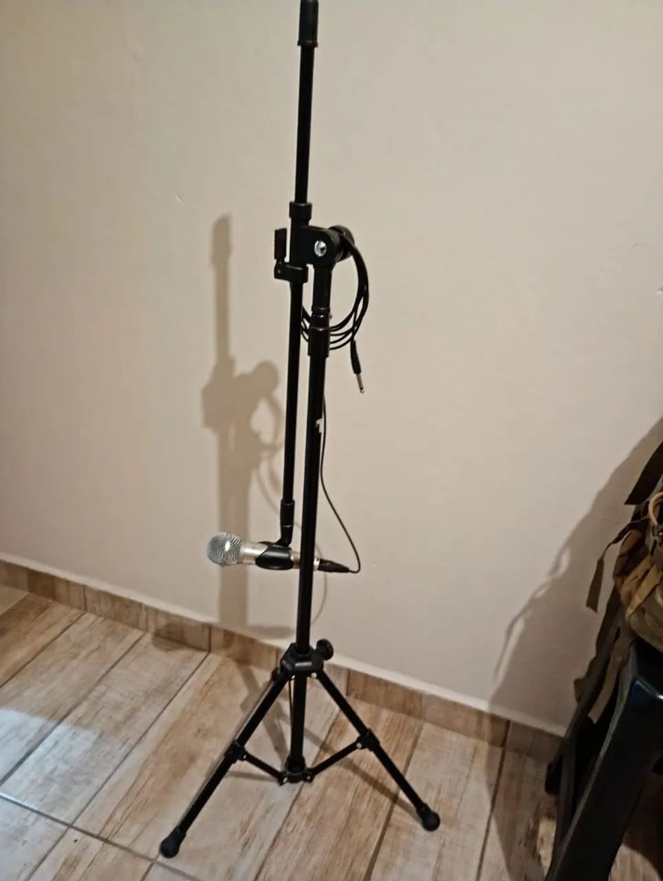 Pedestal de Microfone com Microfone - Ajustável e funcionando - Foto 2