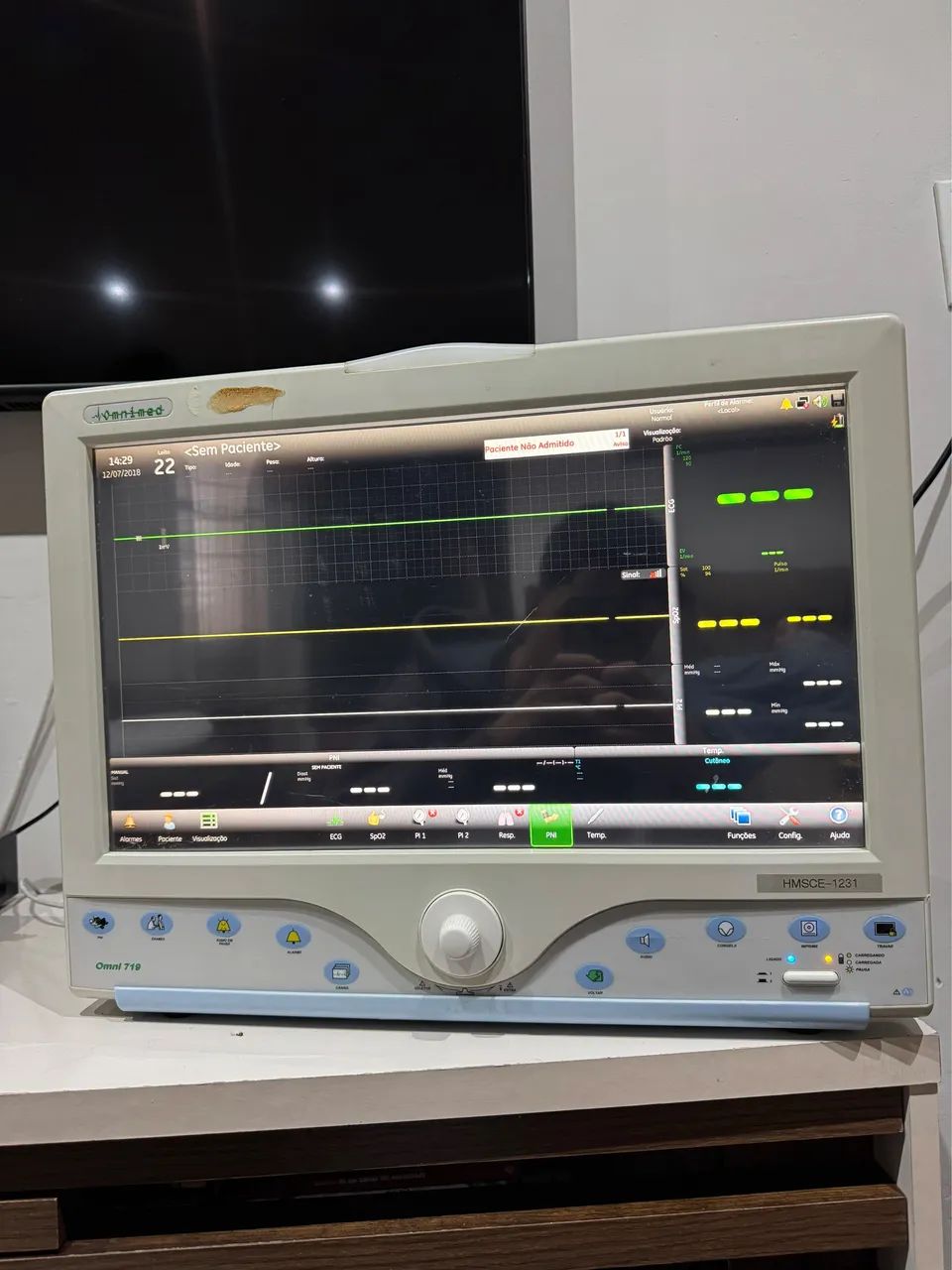 Monitor Multiparamétrico Omni 719, usado e em bom estado de conservação.